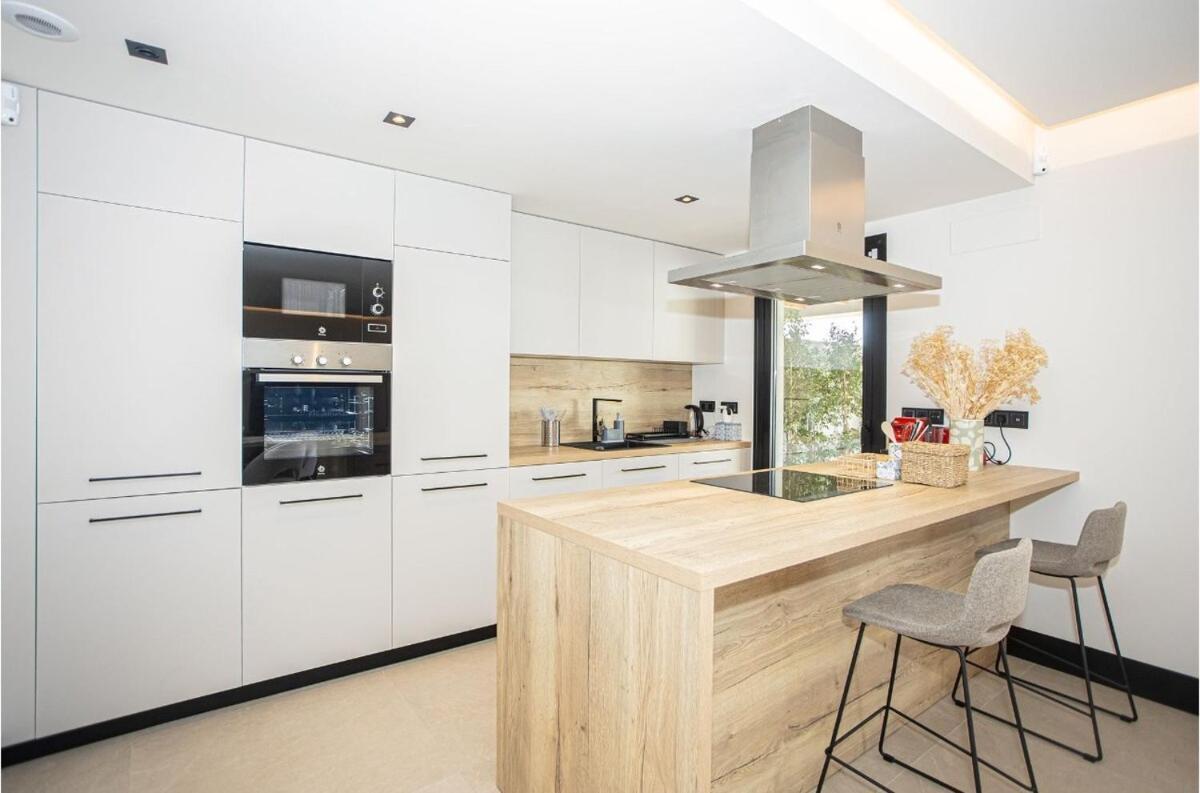 New Modern 3 Bedrooms With Ocean Views Apartment *