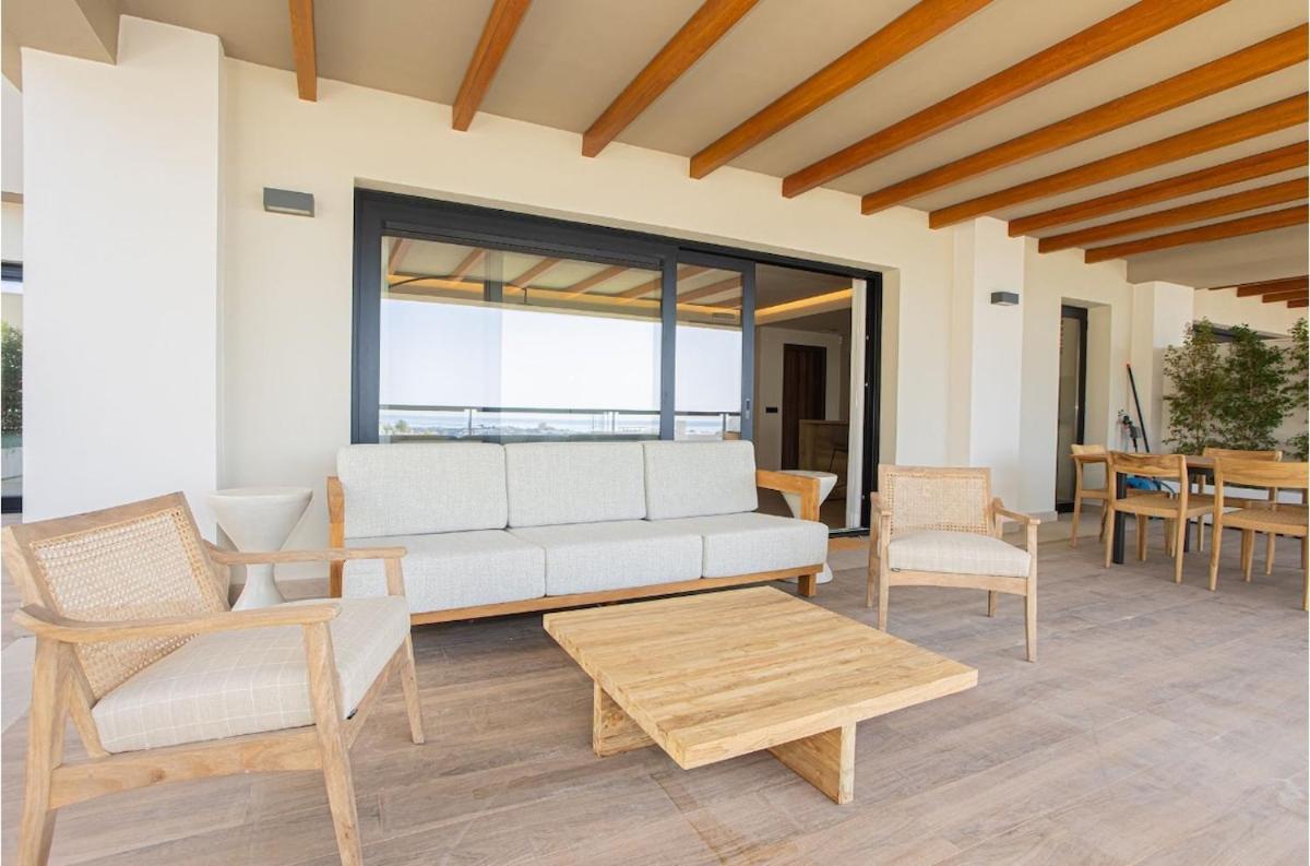 New Modern 3 Bedrooms With Ocean Views Apartment *